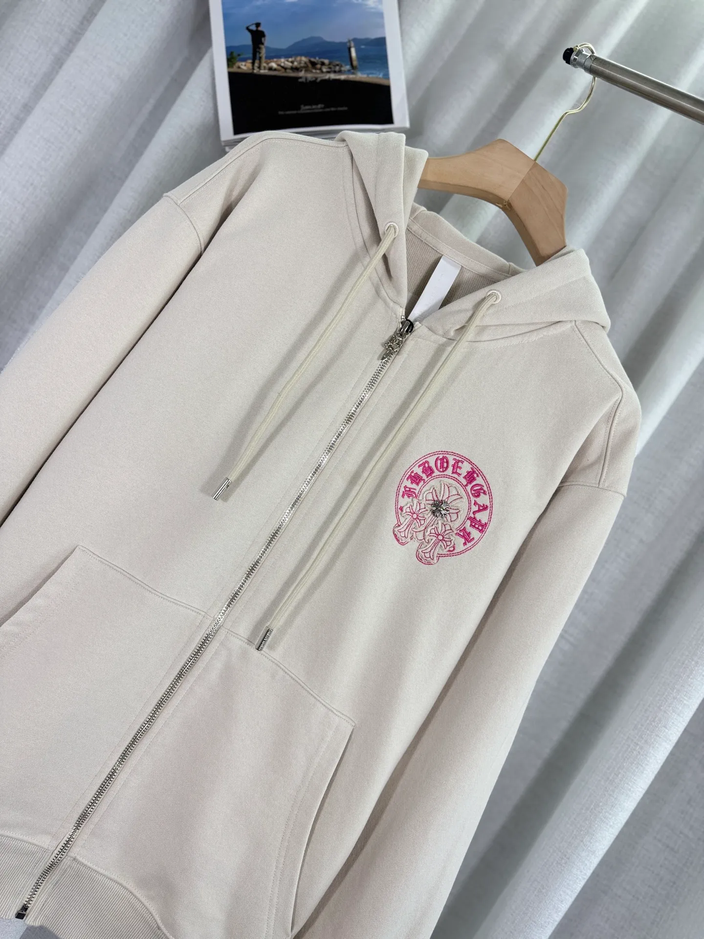 P340 top version, real shot without P, ​​different from market currency) 𝗖𝗵𝗿𝗼𝗺𝗲 𝗛𝗲𝗮𝗿𝘁𝘀/Cro Heart 2025 washed patch embroidery autumn and winter new original single counter American laser patch 3D three-dimensional color embroidery couple casual cardigan sweatshirt 👑The highest version! Customized fabric 480g tripe terry fabric! American acid-washed and distressed original fabric, laser burning + patch embroidery, exquisite embroidery of letters! The best-selling model in the counter, very comfortable to wear. Accessories: original molded and authenticated collar label➕100% silk wash label. Genuine purchase-grade original hangtag➕matching hanging rope➕3D hanging beads➕original packaging bag. Craftsmanship: The original version has consistent wiring! The highest version of the armhole matching technique! Color: Apricot Black Size: S M L XL Style Number: 25-319